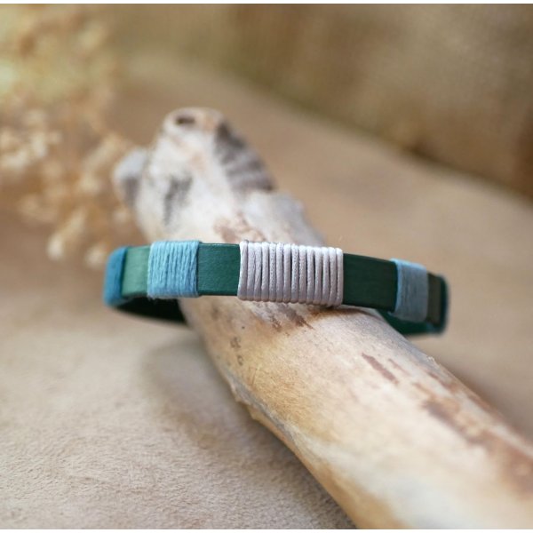 Bracelet en cuir vert tiss&eacute; de fils bleu et argent