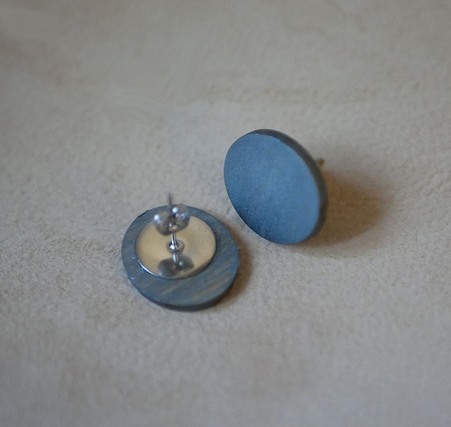 Ovale &oslash;reringe i gr&aring;malet tr&aelig; med metallic effekt