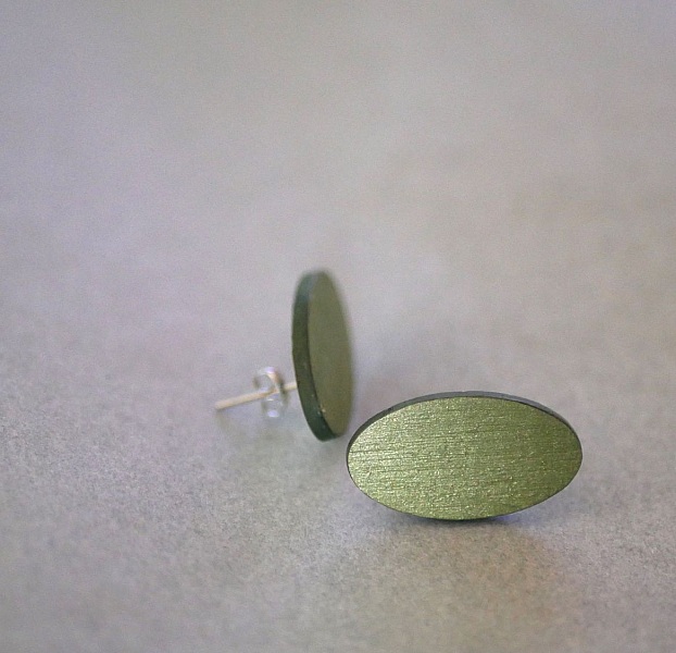 Ovale tr&aelig;&oslash;reringe malet i en duo af gr&oslash;nne farver med en metallisk effekt