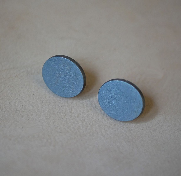 Ovale &oslash;reringe i gr&aring;malet tr&aelig; med metallic effekt