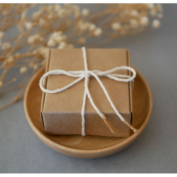 Store &oslash;reringe af tr&aelig; malet gr&oslash;nt eller gr&aring;t