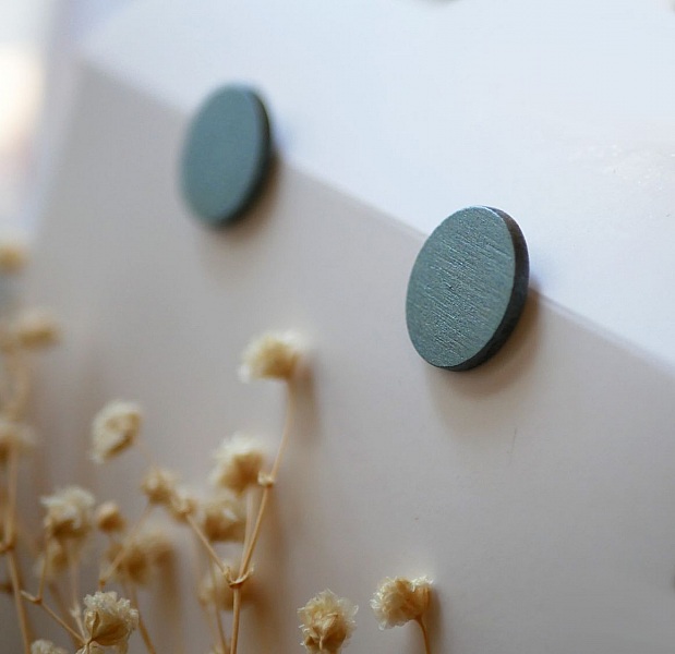 Ovale &oslash;reringe i gr&aring;malet tr&aelig; med metallic effekt