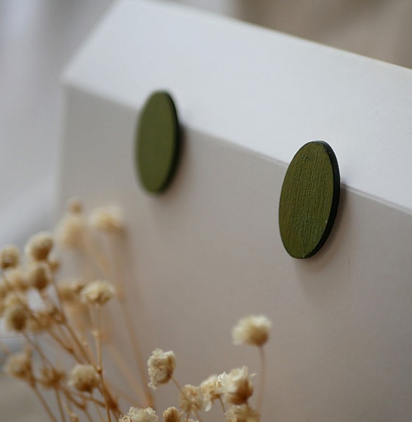 Ovale tr&aelig;&oslash;reringe malet i en duo af gr&oslash;nne farver med en metallisk effekt