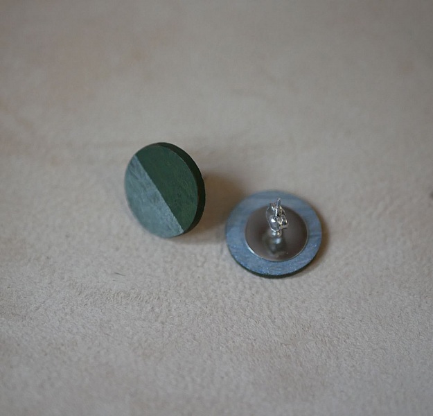 Runde tr&aelig;&oslash;reringe malet i m&oslash;rkegr&oslash;n og gr&aring; metallic effekt