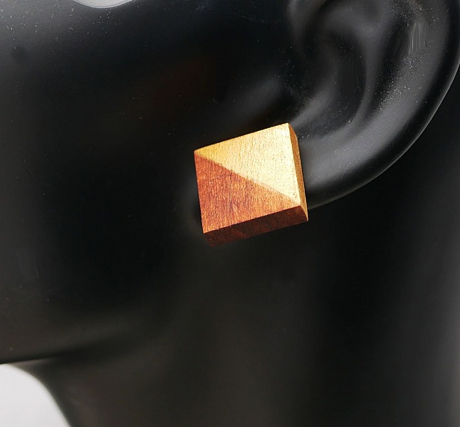 Runde &oslash;reringe i kirseb&aelig;rtr&aelig; malet i guld