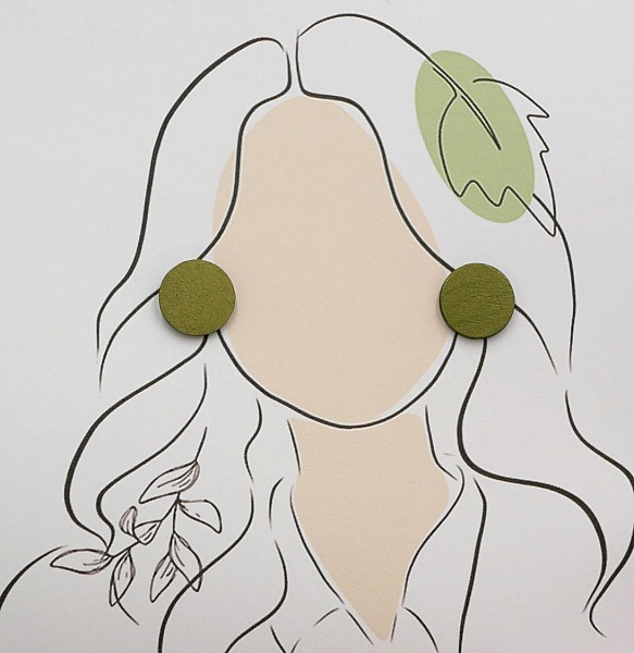 Runde tr&aelig;&oslash;reringe malet i gr&oslash;n metallic effekt