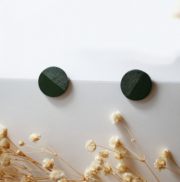 Runde tr&aelig;&oslash;reringe malet i m&oslash;rkegr&oslash;n og gr&aring; metallic effekt