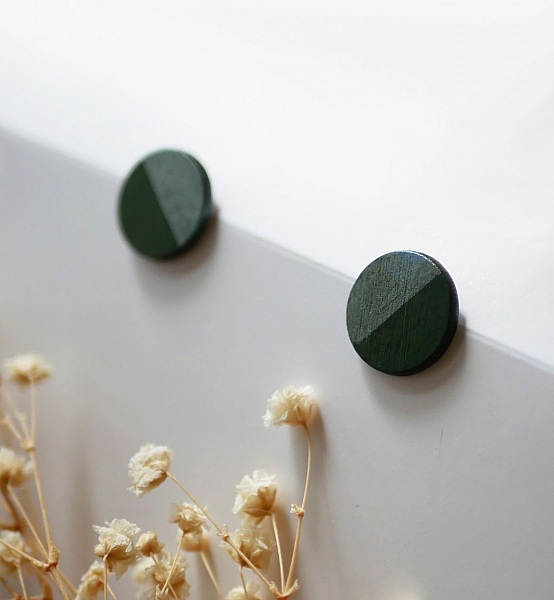 Runde tr&aelig;&oslash;reringe malet i m&oslash;rkegr&oslash;n og gr&aring; metallic effekt