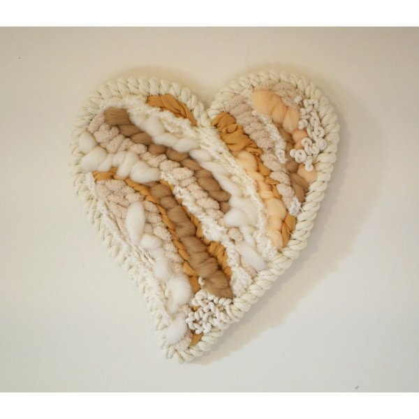 D&eacute;coration coeur en tissage de laines blanches et beiges