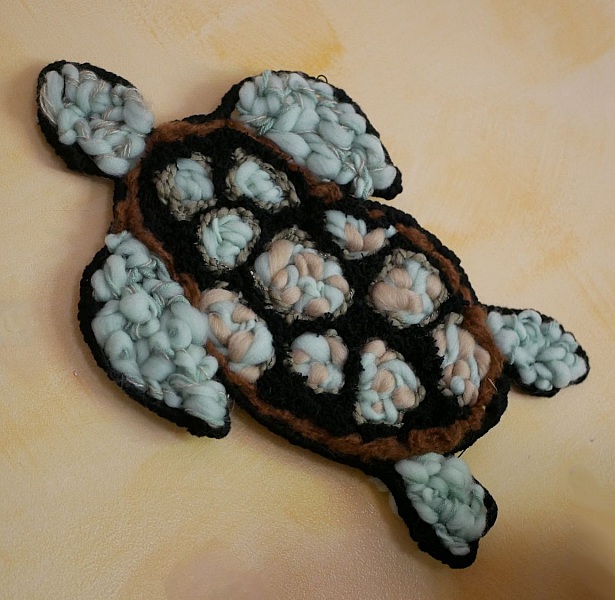 D&eacute;coration Tortue marine en tissage de laine noir et vert