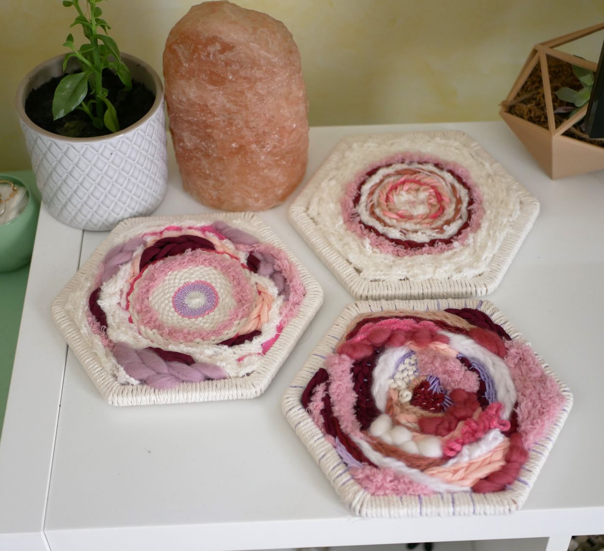 Ensemble de 3 cadres aux tissages en laine rose et blanc