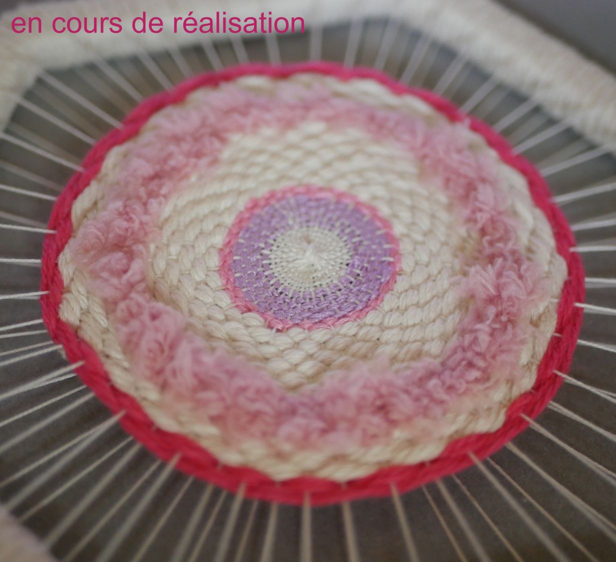 Ensemble de 3 cadres aux tissages en laine rose et blanc