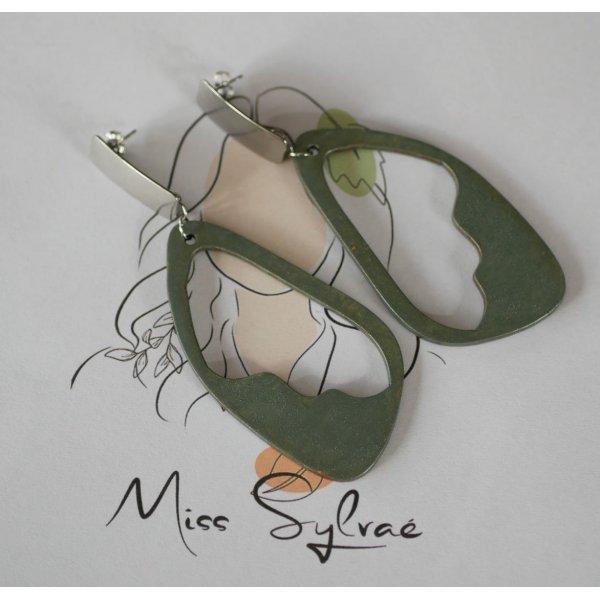 Store &oslash;reringe af tr&aelig; malet gr&oslash;nt eller gr&aring;t