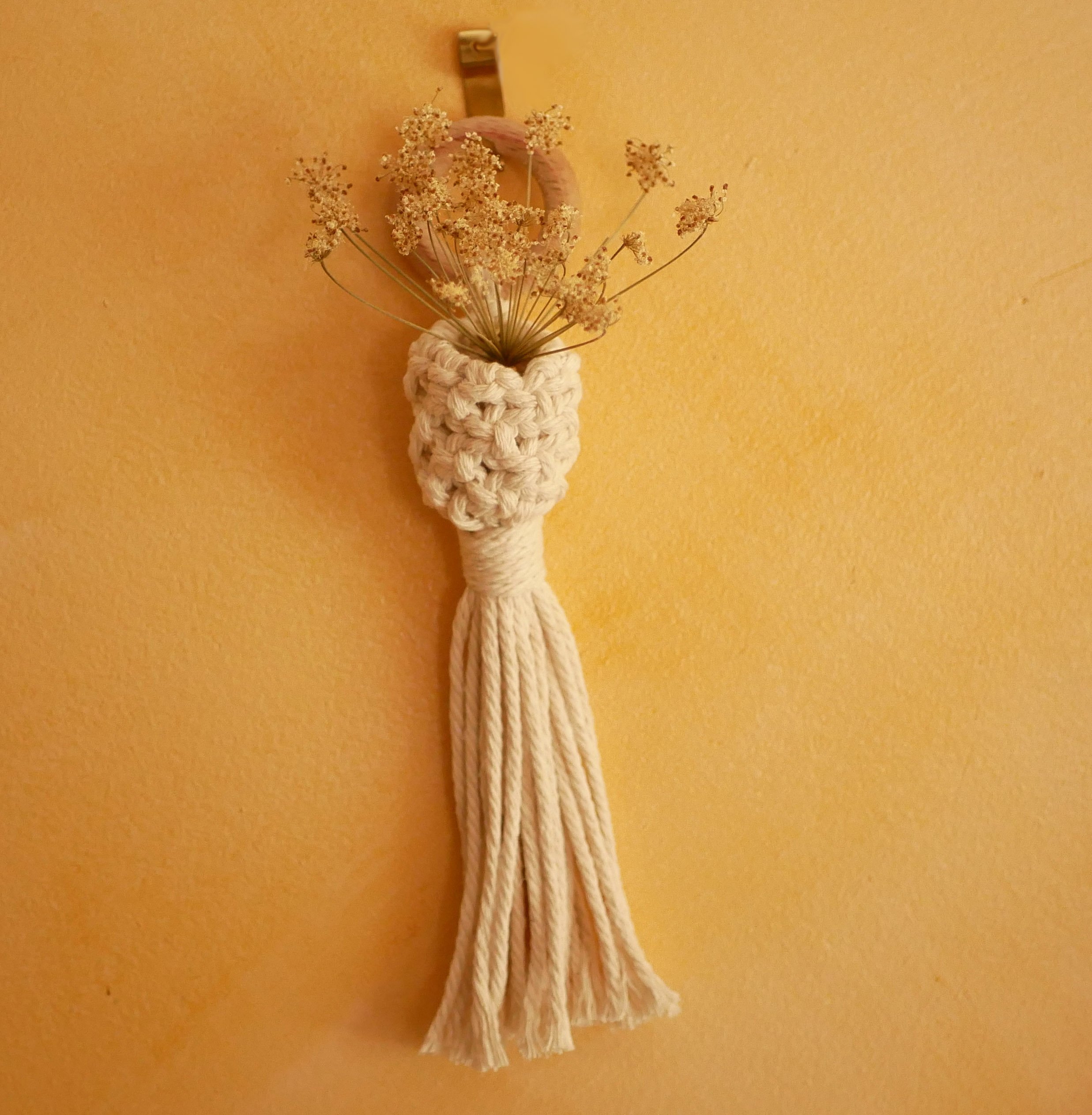 Mini suspension pour plantes en macram&eacute; corde coton &eacute;cru ou rouille