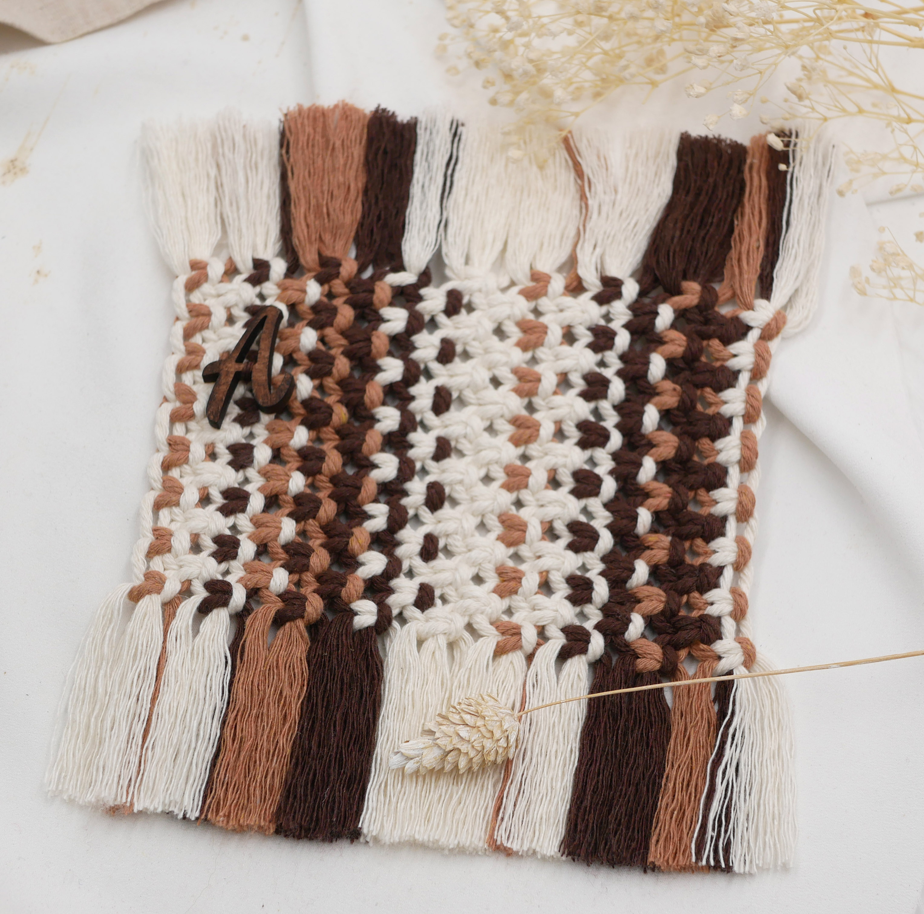 Mini tapis "Chocolat" pour dessous de tasse en macramé écru, beige et marron