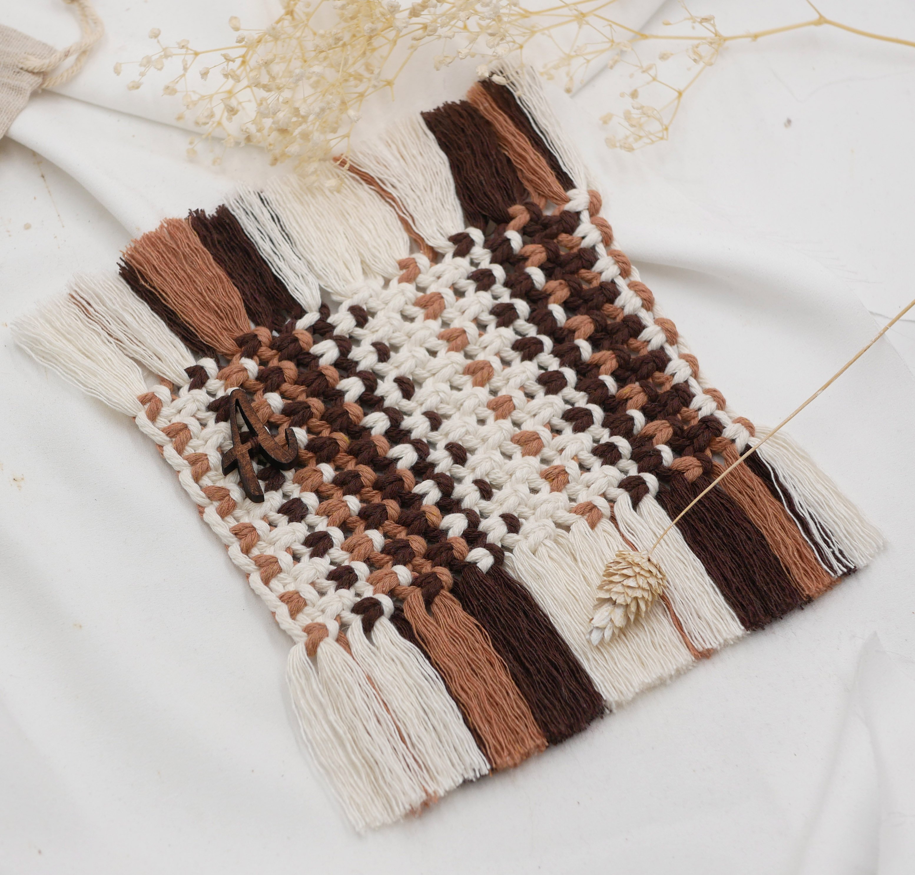 Mini tapis "Chocolat" pour dessous de tasse en macram&eacute; &eacute;cru, beige et marron