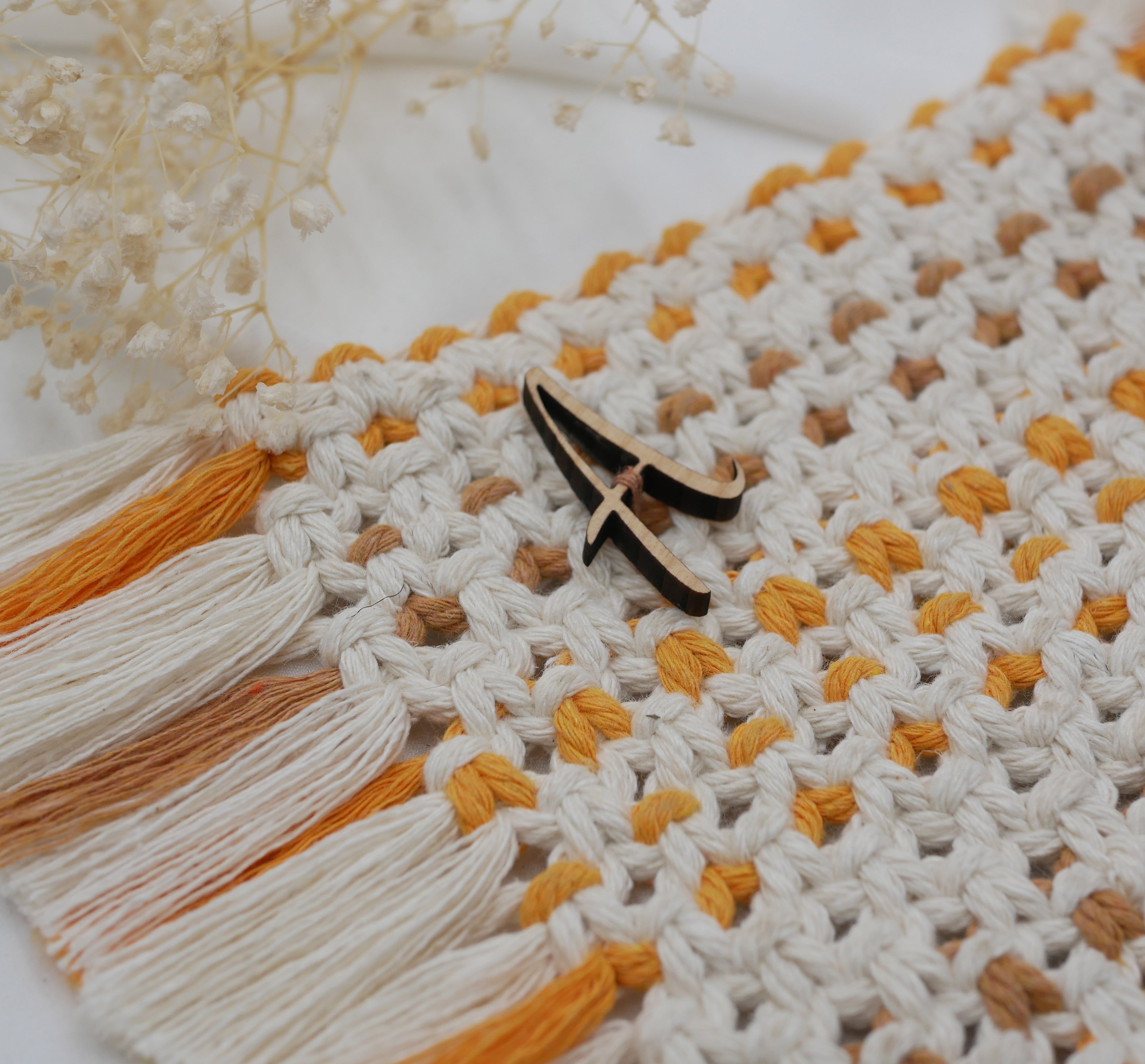 Mini tapis rectangulaire en macram&eacute; &eacute;cru, beige et orange pour grand dessous de mug 