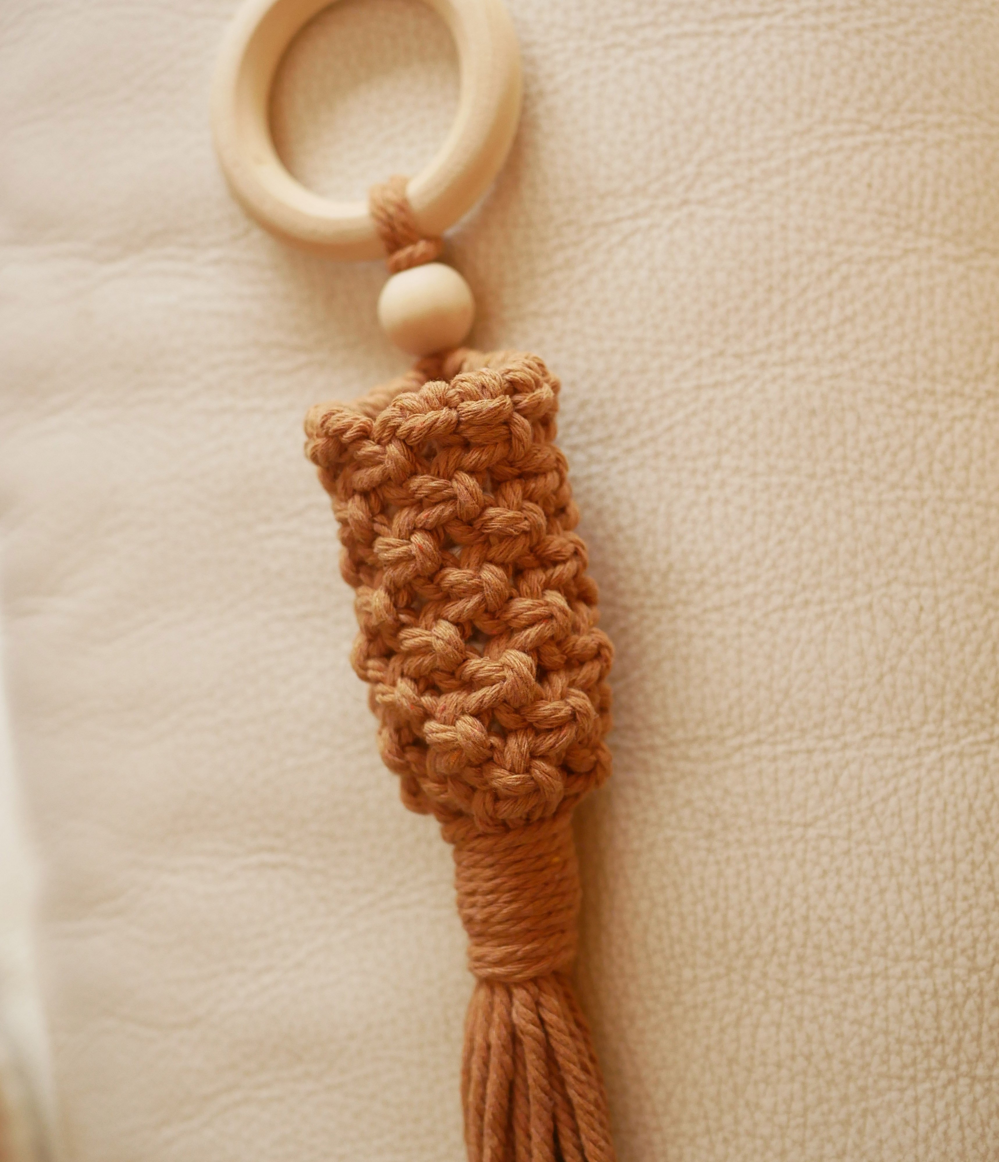 Petite suspension en macram&eacute; pour mini plantes avec corde coton Beige sable