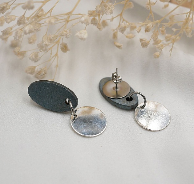 Sm&aring; geometriske &oslash;reringe i tr&aelig; i bl&aring;gr&aring; s&oslash;lv 