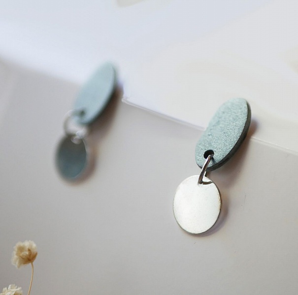 Sm&aring; geometriske &oslash;reringe i tr&aelig; i bl&aring;gr&aring; s&oslash;lv 