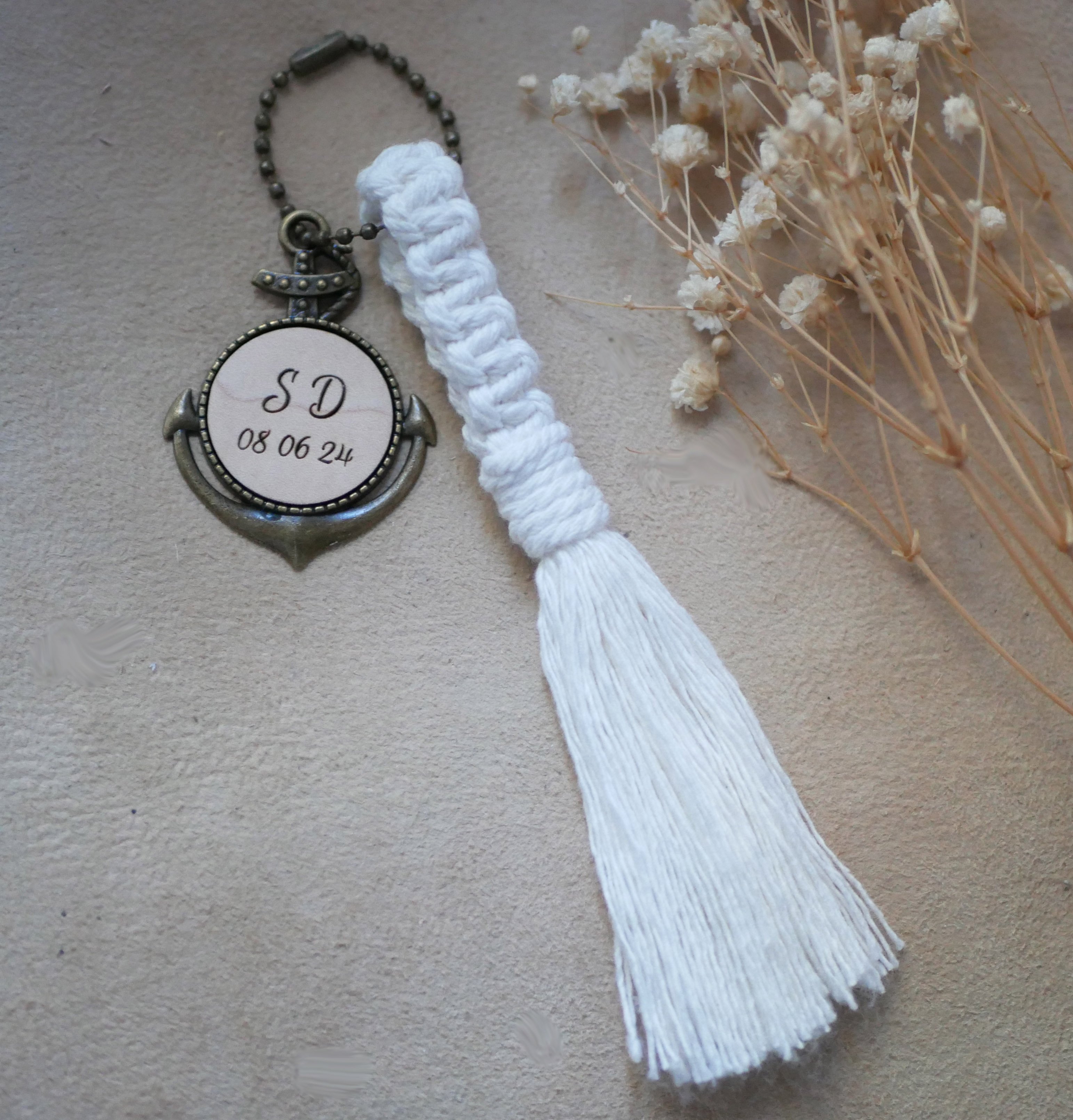 Porte-cl&eacute;s ancre marine au cabochon bois grav&eacute; personnalis&eacute; et suspension en macram&eacute;