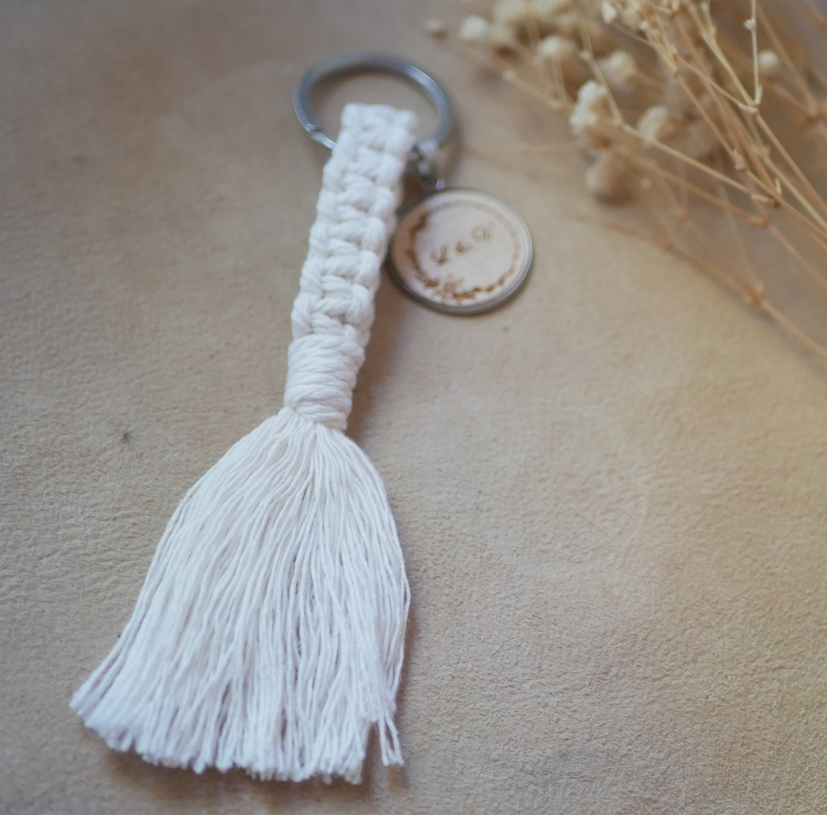 Porte-cl&eacute;s macram&eacute; et cabochon en bois grav&eacute; personnalis&eacute; sur anneau argent&eacute;