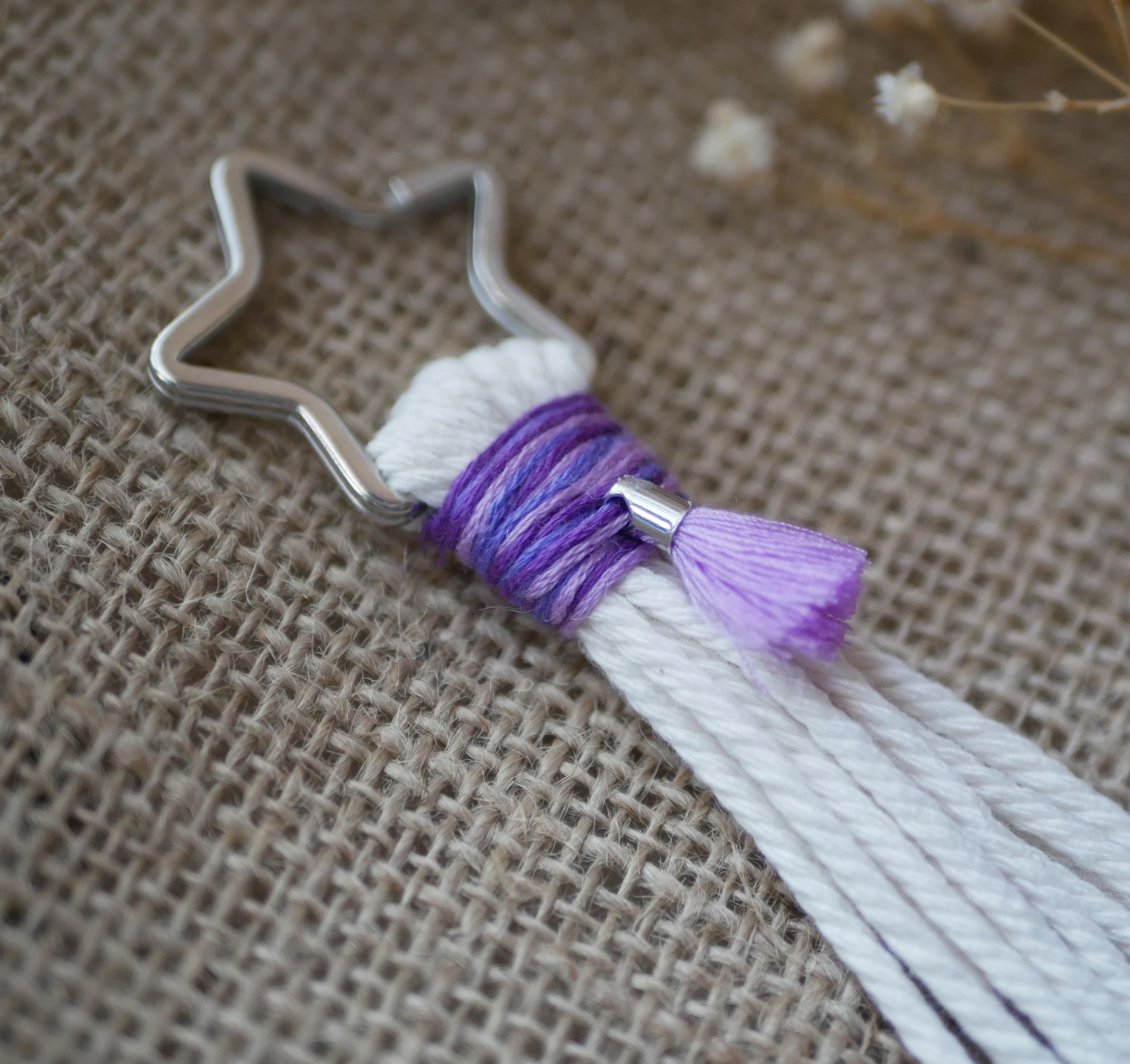 Porte clé macramé étoile et pompon violet