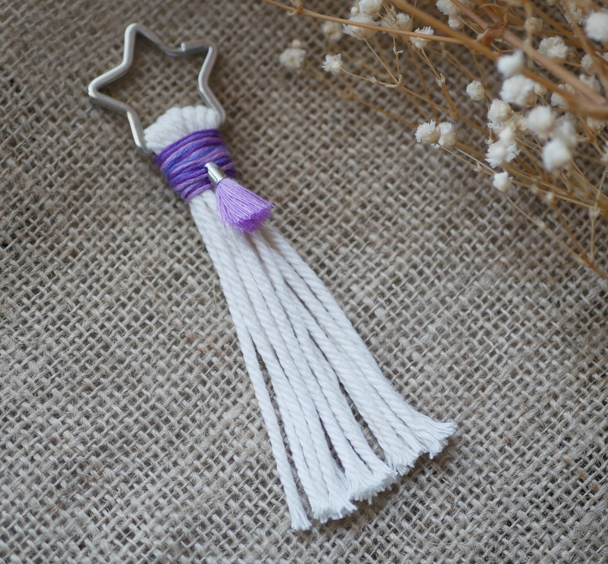 Porte cl&eacute; macram&eacute; &eacute;toile et pompon violet