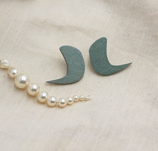 Gr&aring; metallic tr&aelig; grafiske &oslash;reringe