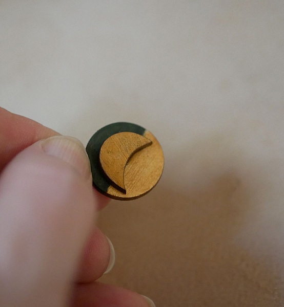 Runde tr&aelig;&oslash;reringe med m&aring;ner i m&oslash;rkegr&oslash;n og guld