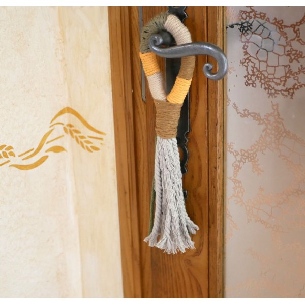 Suspension pompon macram&eacute; pour poign&eacute;e de porte