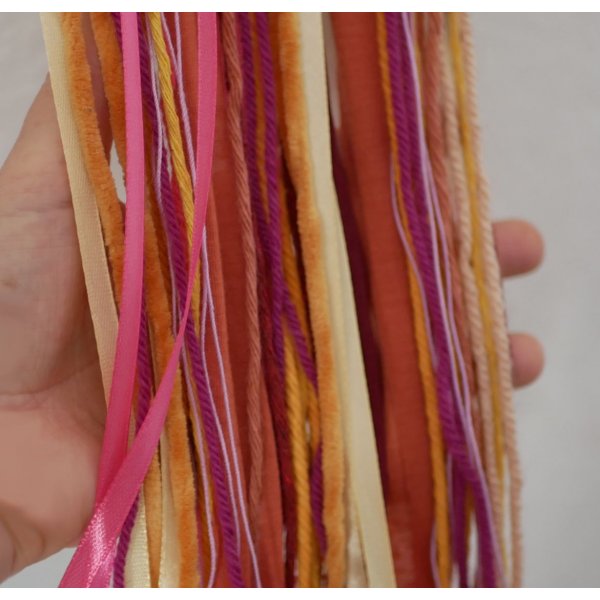 Suspension tissage mural aux laines de couleurs vives et longues franges