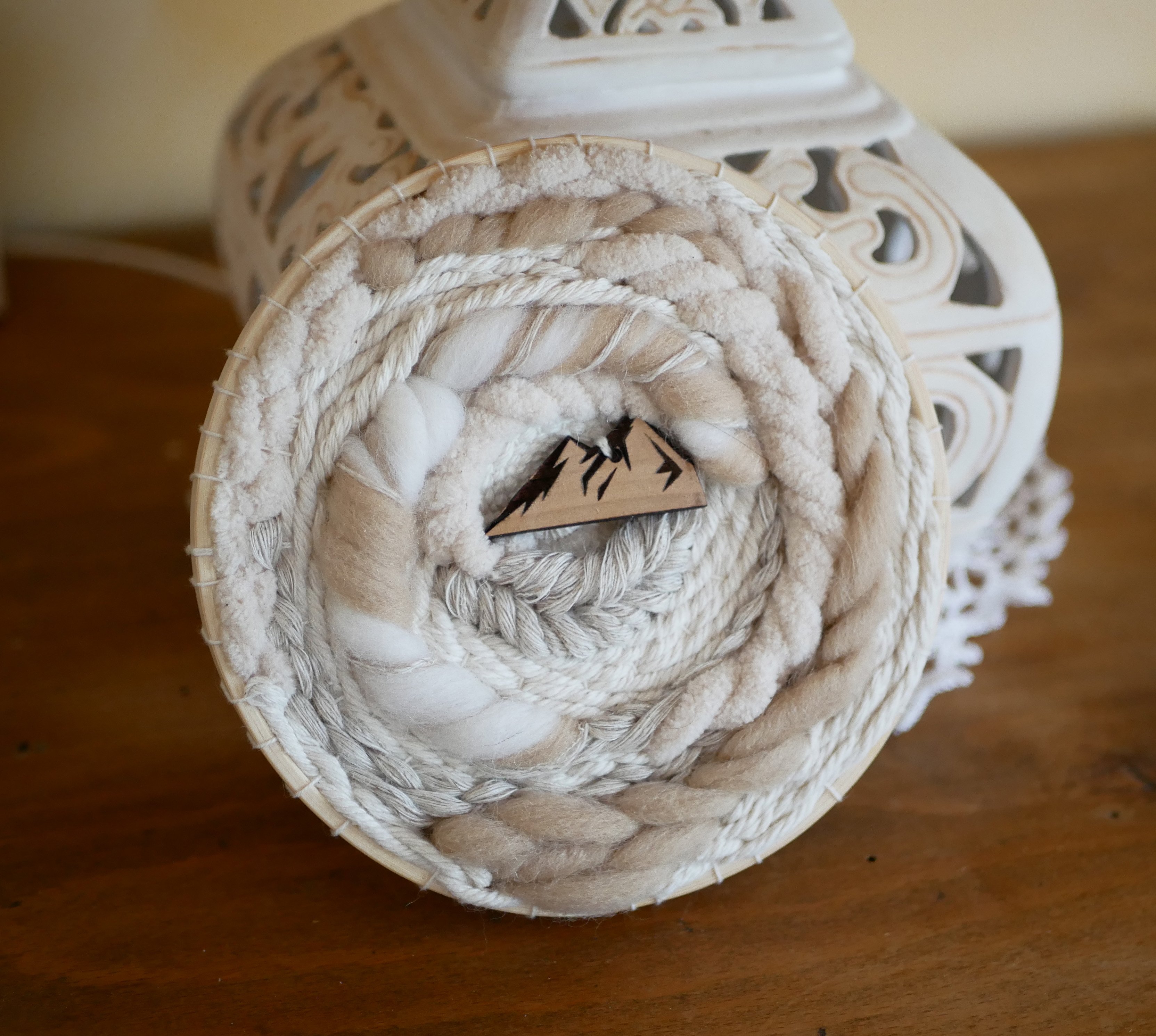 Tissage mural cadre rond en macram&eacute; et d&eacute;cor montagne en laines blanches et beiges