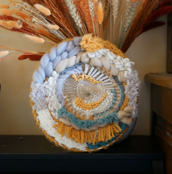 Tissage rond mural contemporain et boh&egrave;me aux pompons fantaisie