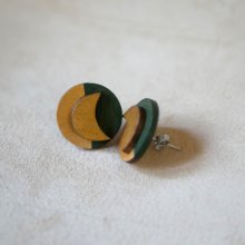 Runde træøreringe med måner i mørkegrøn og guld