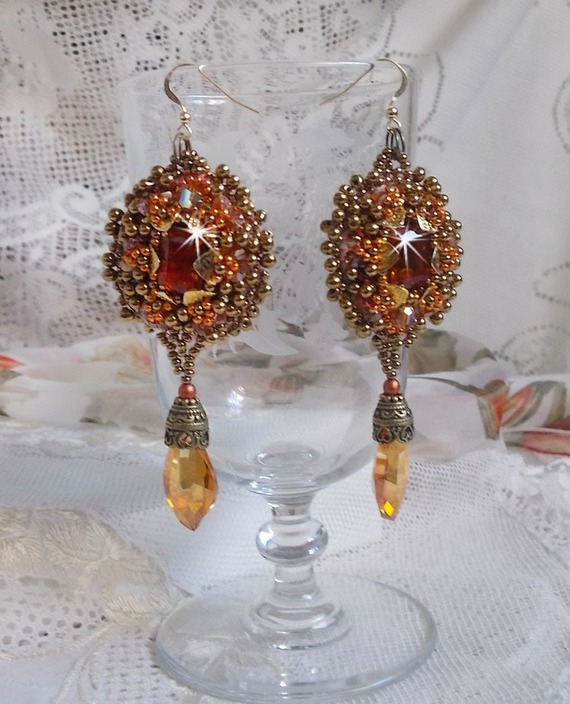 BO Harmony Amber broderet med Swarovski krystaller, 1960'ernes boheme glascabochoner, mini perler, frøperler og 14 karat guldfyldte ørekroge