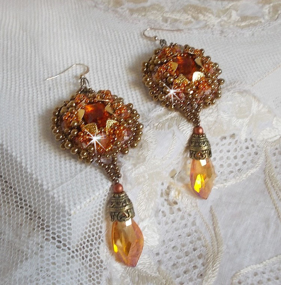 BO Harmony Amber broderet med Swarovski krystaller, 1960'ernes boheme glascabochoner, mini perler, frøperler og 14 karat guldfyldte ørekroge