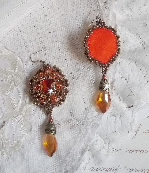 BO Harmony Amber broderet med Swarovski krystaller, 1960'ernes boheme glascabochoner, mini perler, frøperler og 14 karat guldfyldte ørekroge