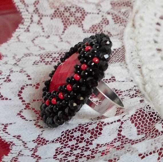 Midnight in Paris ring broderet med en rød facetteret cabochon og runde sorte perler