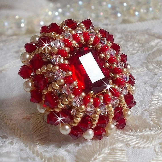 Ruby ring med en boheme krystal cabochon broderet i rubin stil