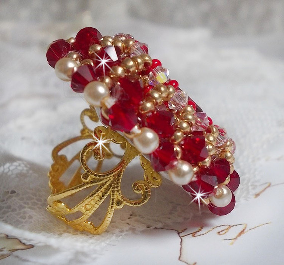 Ruby ring med en boheme krystal cabochon broderet i rubin stil