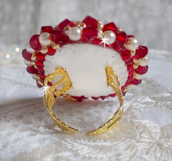 Ruby ring med en boheme krystal cabochon broderet i rubin stil