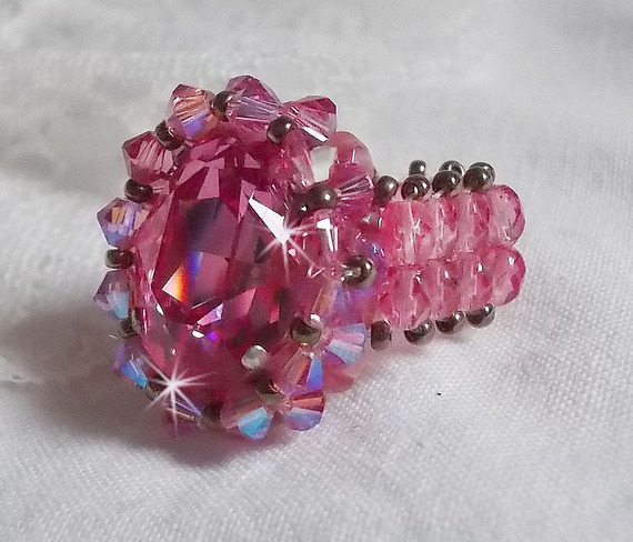 Rose Royale ring med facetter og en Swarovski krystal cabochon