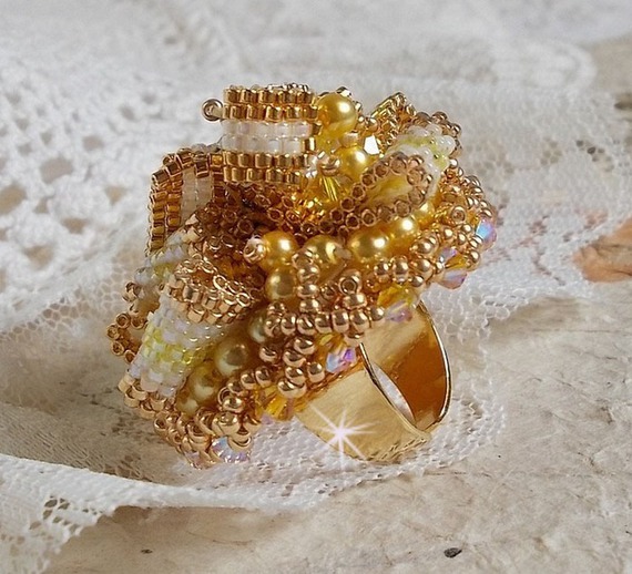 Sunflower Gold Haute-Couture ring broderet med 24 karat guldbelagte frøperler og Swarovski-krystaller 