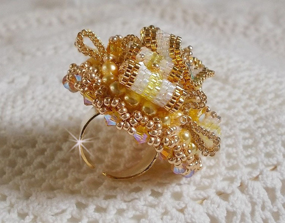 Sunflower Gold Haute-Couture ring broderet med 24 karat guldbelagte frøperler og Swarovski-krystaller 