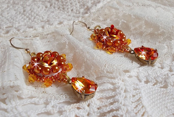 BO Lady in Orange broderet med Swarovski Tangerine krystaller, frøperler og boheme glasperler