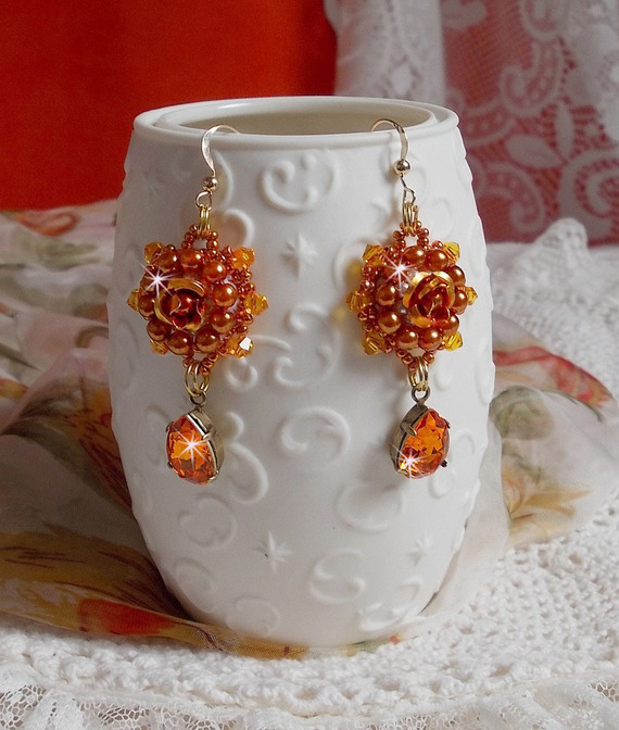 BO Lady in Orange broderet med Swarovski Tangerine krystaller, frøperler og boheme glasperler