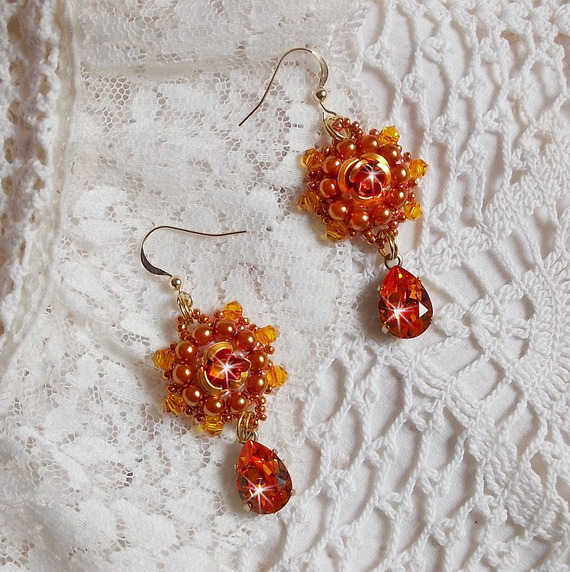 BO Lady in Orange broderet med Swarovski Tangerine krystaller, frøperler og boheme glasperler