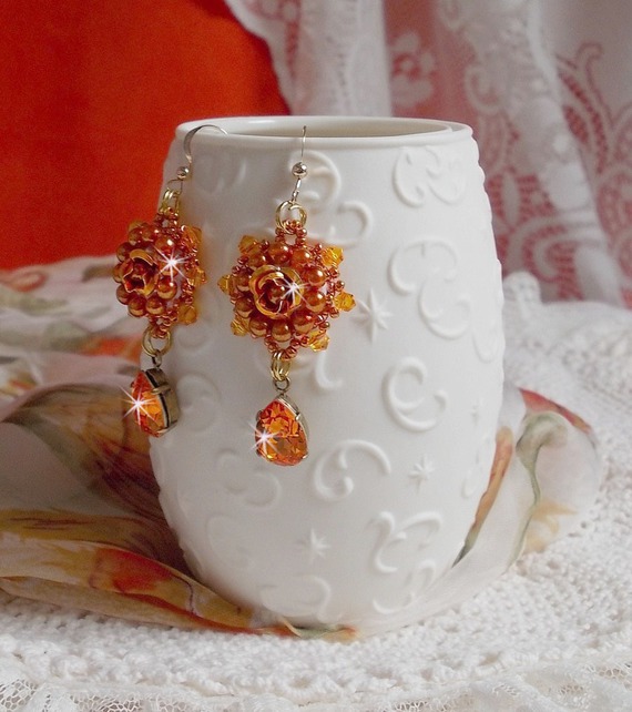 BO Lady in Orange broderet med Swarovski Tangerine krystaller, frøperler og boheme glasperler