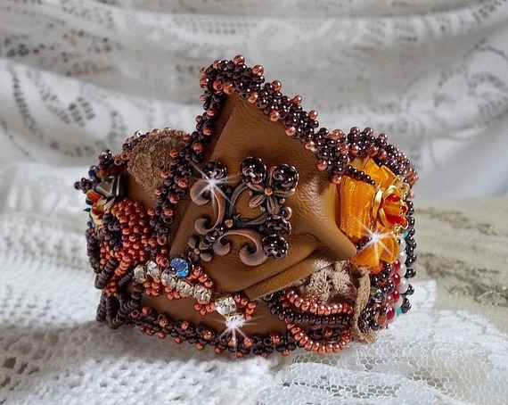 Bracelet Les Rêves d'Acapulco manchette brodé sur du cuir vachette caramel avec des Cristaux de Swarovski, des perles magiques et des rocailles